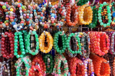 Geniş bir gemstone bilezik, Chinatown, Singapur