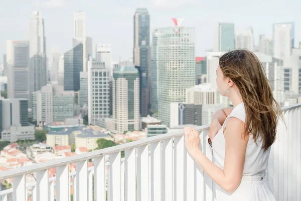 Vista de cerca de la chica disfrutando de fantástico paisaje urbano desde la azotea —  Fotos de Stock