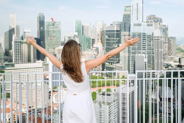 Linda chica en la azotea del edificio de gran altura en Singapur —  Fotos de Stock