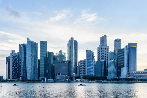 风景秀丽的新加坡天际线。市中心与摩天大楼的看法 — 图库照片