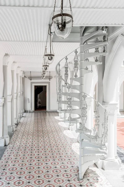 Fantastiska vita spiraltrappa på Galleri av koloniala byggnad — Stockfoto