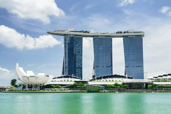 Wunderschöner Blick auf die Marina Bay mit smaragdgrünem Wasser in Singapore — Stockfoto