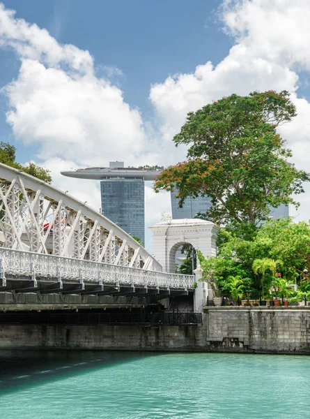 新加坡河上的白桥美景 — 图库照片