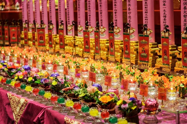 Velas y flores rituales, el templo de la reliquia de Buda —  Fotos de Stock