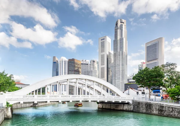 Wonderful view of scenic white bridge over the Singapore River — Stock Photo, Image