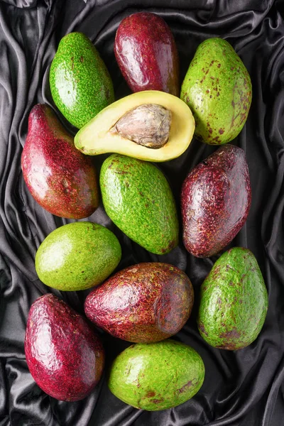 Diferentes colores y cultivares de aguacate. Frutas verdes y rojas — Foto de Stock