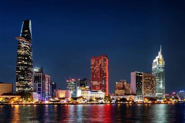 胡志明市的地平线在夜间。多彩的城市景观 — 图库照片