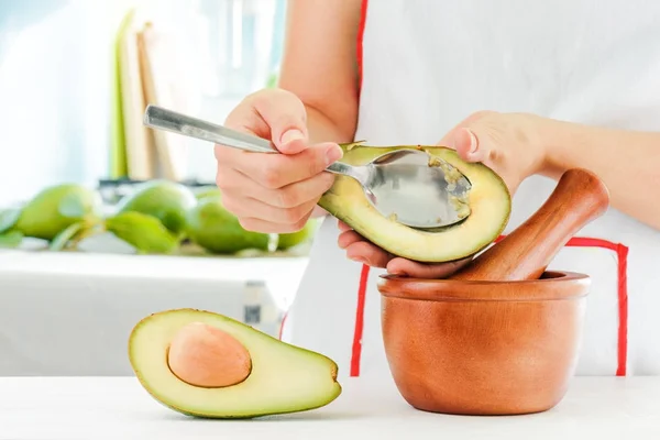 Femeie care face sos mexican Guacamole din avocado proaspăt — Fotografie, imagine de stoc