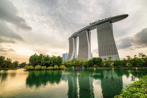 El lago Libélula y el Hotel Marina Bay Sands, Singapur — Foto de Stock