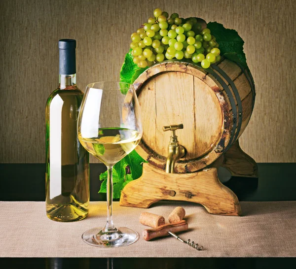 Barrica de vino de madera y racimo de uva madura. Vino blanco —  Fotos de Stock