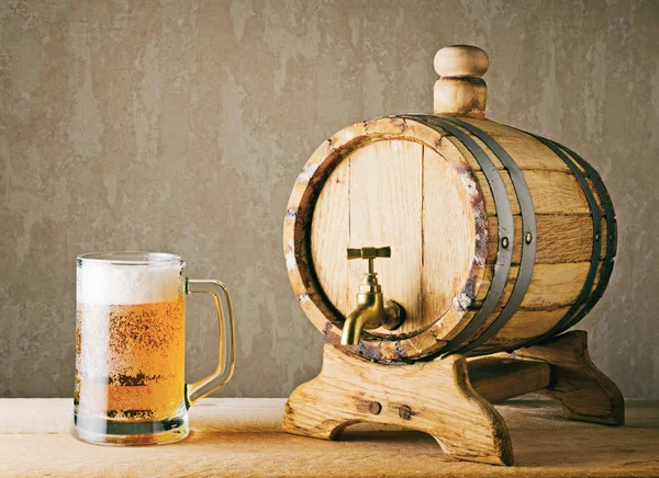 Birra in legno fusto e boccale di birra fresca alla spina — Foto Stock