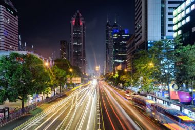 Doğu Shennan Road ve gökdelenler Shenzhen gece görünümü
