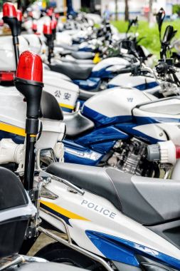 Satır polis motosiklet park etmiş bir cadde boyunca, Shenzhen, Çin