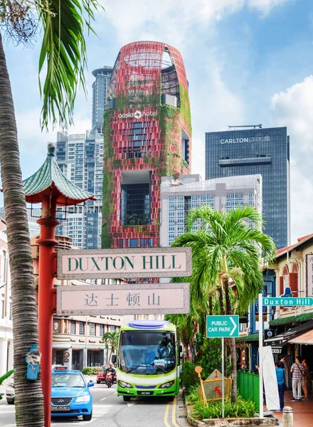 Colonial buildings at Duxton Hill and skyscrapers of downtown — Stock Photo, Image