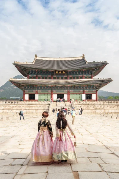 Filles en robe traditionnelle coréenne Hanbok, Séoul — Photo