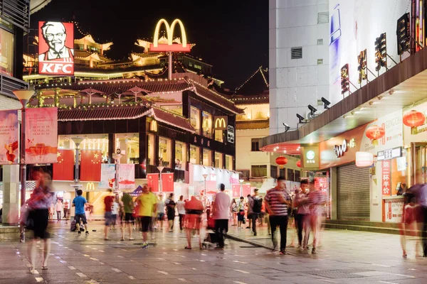 Calle peatonal Dongmen en Shenzhen. Zona turística y comercial — Foto de Stock