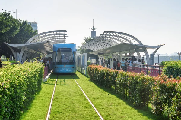 Subiendo a un tranvía azul. Sistema de tranvías de Guangzhou, China — Foto de Stock