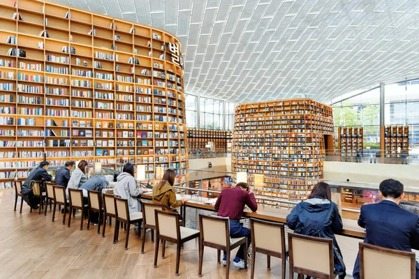 Bezoekers op de tweede verdieping van Starfield Library, Seoul — Stockfoto