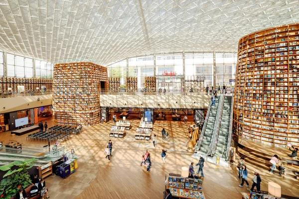 Vista incrível da Biblioteca Starfield com enormes estantes de livros, Seul — Fotografia de Stock