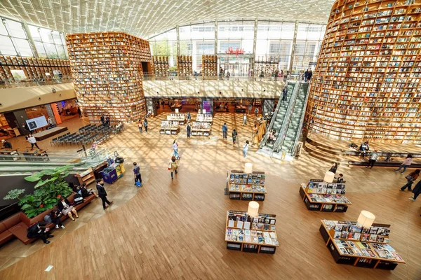 Csodálatos kilátás nyílik a könyvtár csillagmezõ olvasósarok, Seoul — Stock Fotó