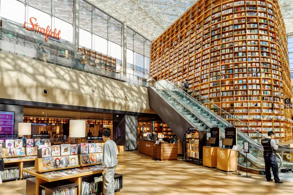 Huge bookshelves and shelves with magazines in Starfield Library — Stock Photo, Image