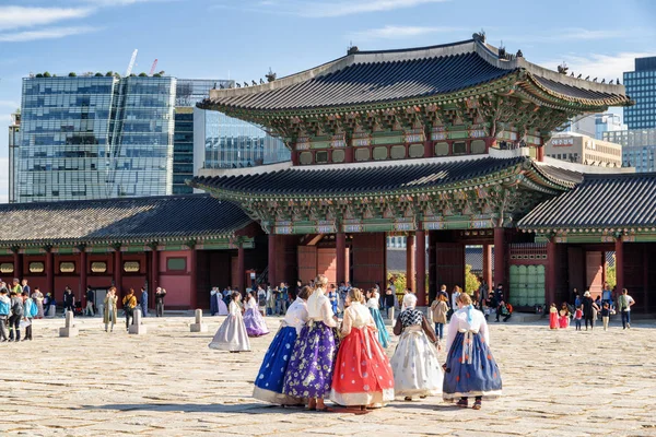 Turister bär koreanska traditionell klänning Hanbok, Gyeongbokgung — Stockfoto