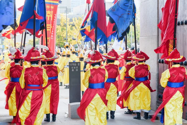 Women wearing Korean traditional dress and holding flags — Stock Photo, Image