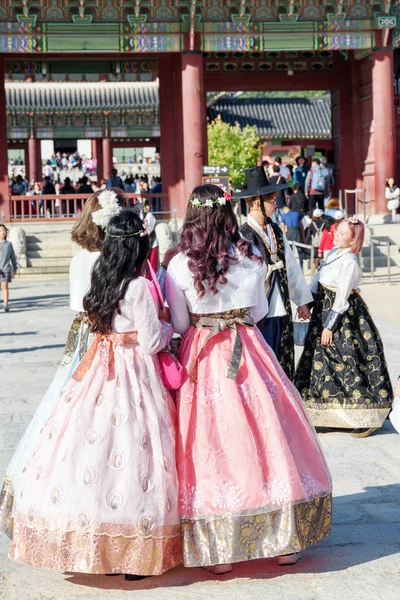 Dívky nosí tradiční šaty Hanbok, Gyeongbokgung — Stock fotografie