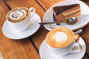 Bardak sıcak Cappuccino kahve ve çikolata mousse kek