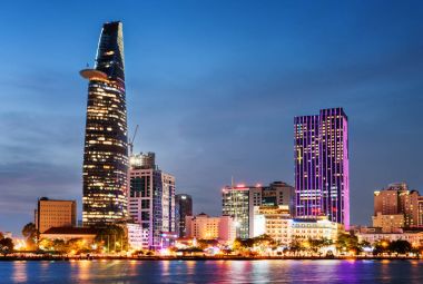Ho Chi Minh City ve geceleri Saygon Nehri