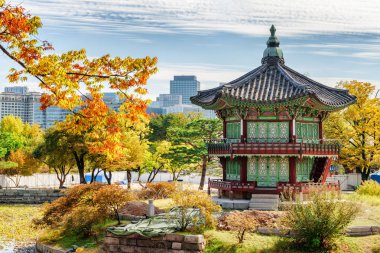Hyangwonjeong Pavilion Seul renkli sonbahar ağaçları arasında