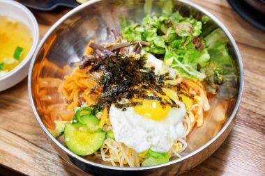 Sıcak Bibimbap closeup görünümü. Popüler Kore çanak