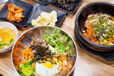 Sıcak Bibimbap kase. Popüler Kore çanak