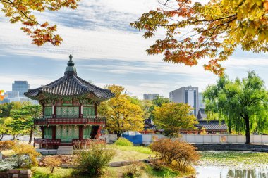 Hyangwonjeong Pavilion Gyeongbokgung Sarayı Seul görünümünü