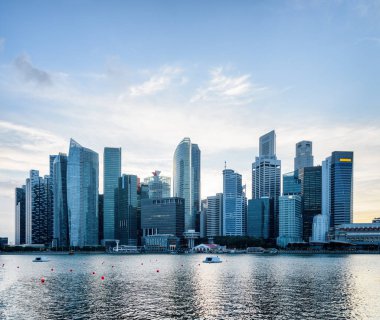 Şaşırtıcı Singapur manzarası. Gökdelenler ile şehrin görünümü