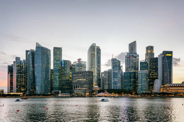 Εξαιρετικό ορίζοντας Σιγκαπούρης στο ηλιοβασίλεμα. Ουρανοξύστες στο κέντρο της πόλης — Φωτογραφία Αρχείου