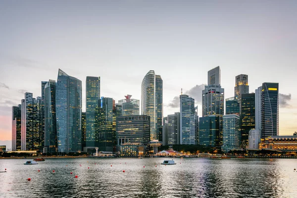 Maravilhoso horizonte de Singapura ao pôr-do-sol. Arranha-céus no centro — Fotografia de Stock