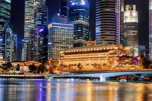 Vista nocturna del antiguo edificio colonial y rascacielos en Singapur — Foto de Stock