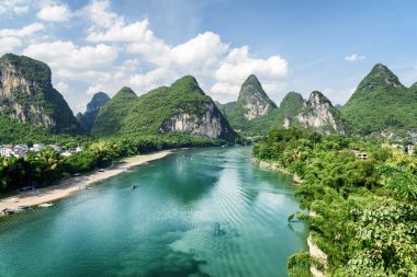 Yangshuo ilçe Guilin, güneşli manzara harika yaz