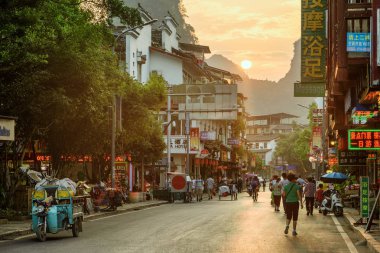 Yangshuo County bir sokakta batımında güzel görünümü