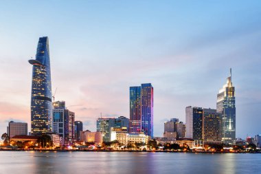 Ho Chi Minh City skyline gün batımında. Şaşırtıcı cityscape
