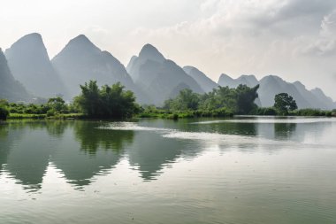 Su, Yangshuo yansıyan karstik Dağları'nın harika görünümü