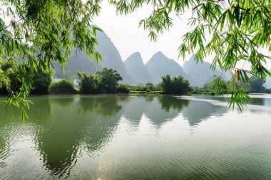 Yangshuo, Guilin, Çin Yulong nehirde harika manzarasını