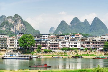 Li nehrinde Yangshuo turistik teknelerin doğal görünümü