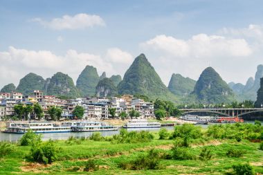 Şaşırtıcı görünümü doğal karstik dağlar, Çin ve Yangshuo Town