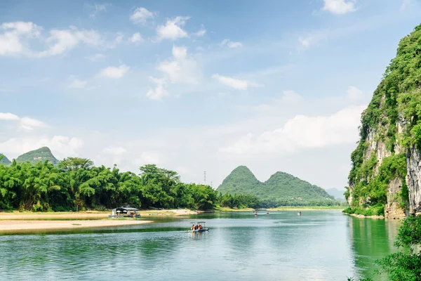 Motorlu turist sallar görünümünü Yangshuo Li Nehri üzerinde — Stok fotoğraf