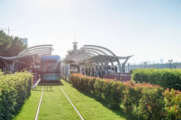 Turisti asiatici su una fermata del tram, Guangzhou, Cina — Foto Stock