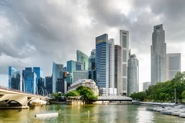 Gökdelenler ve Singapur Nehri şehir merkezinde harika görünümü — Stok fotoğraf