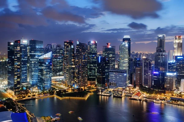 Καταπληκτική νυχτερινή θέα των ουρανοξυστών στο κέντρο της πόλης της Σιγκαπούρης — Φωτογραφία Αρχείου