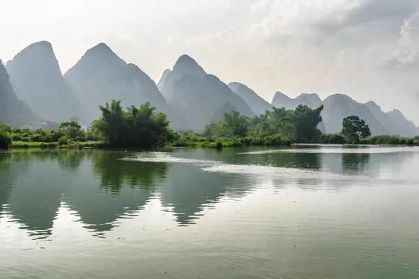 Splendida vista sulle montagne carsiche riflesse nell'acqua, Yangshuo — Foto Stock